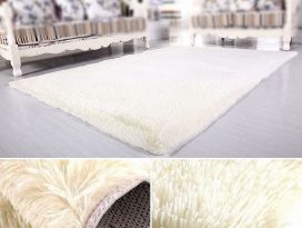 Thảm lót sàn, sopha màu trắng